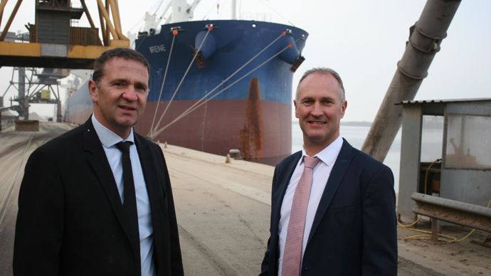 « En dépit du confinement, nos équipes ont été sur le pont 24 h/24 et 7 j/7 pour garantir les délais de livraison. Nos clients sauront se souvenir de notre professionnalisme », se félicitent Joël Ratel, DG de Nord Céréales (à dr.), et Laurent Bué, président. © B. CAILLIEZ